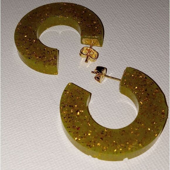 Gold resin hoop earrings - Picture 2 of 2